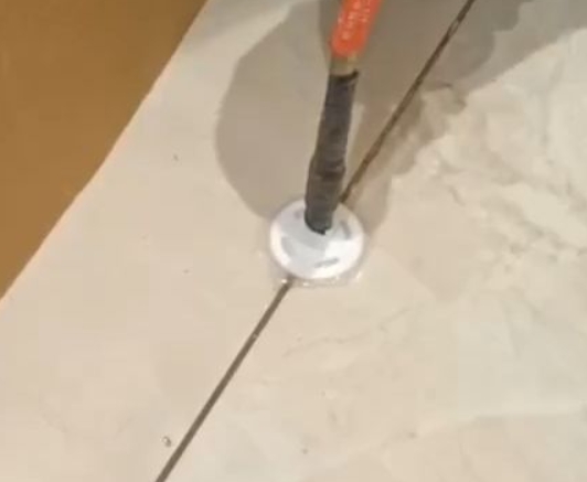 海拉尔瓷砖空鼓维修公司专业解答瓷砖在铺贴过程中，如果没有涂抹均匀到位的粘结材料（如水泥砂浆或瓷砖胶），可能会导致以下问题