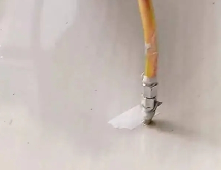 海拉尔瓷砖空鼓维修公司专业解答在瓷砖铺贴过程中，如果使用的砂料过粗（如全部使用了粗砂），可能会导致以下问题